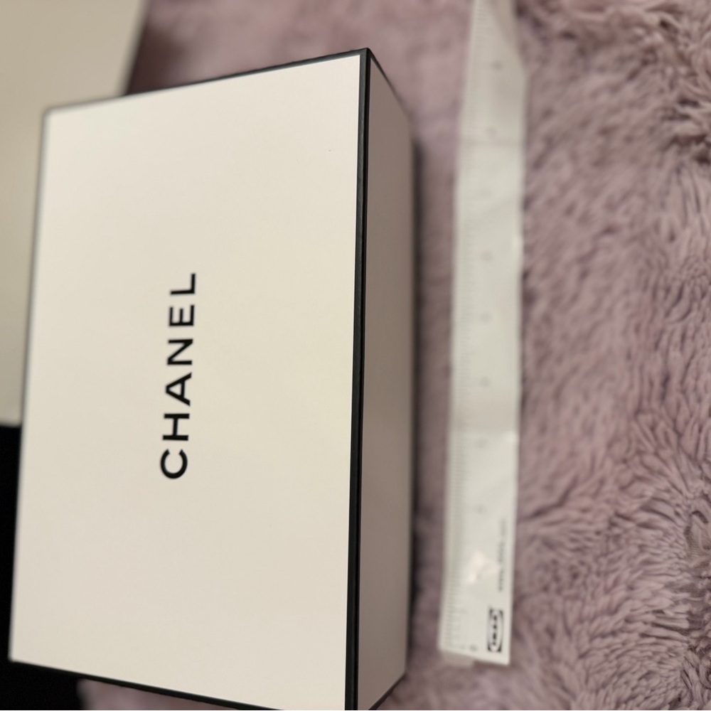 CHANEL White and Black Branded Gift Box Set - Picture 3 of 5